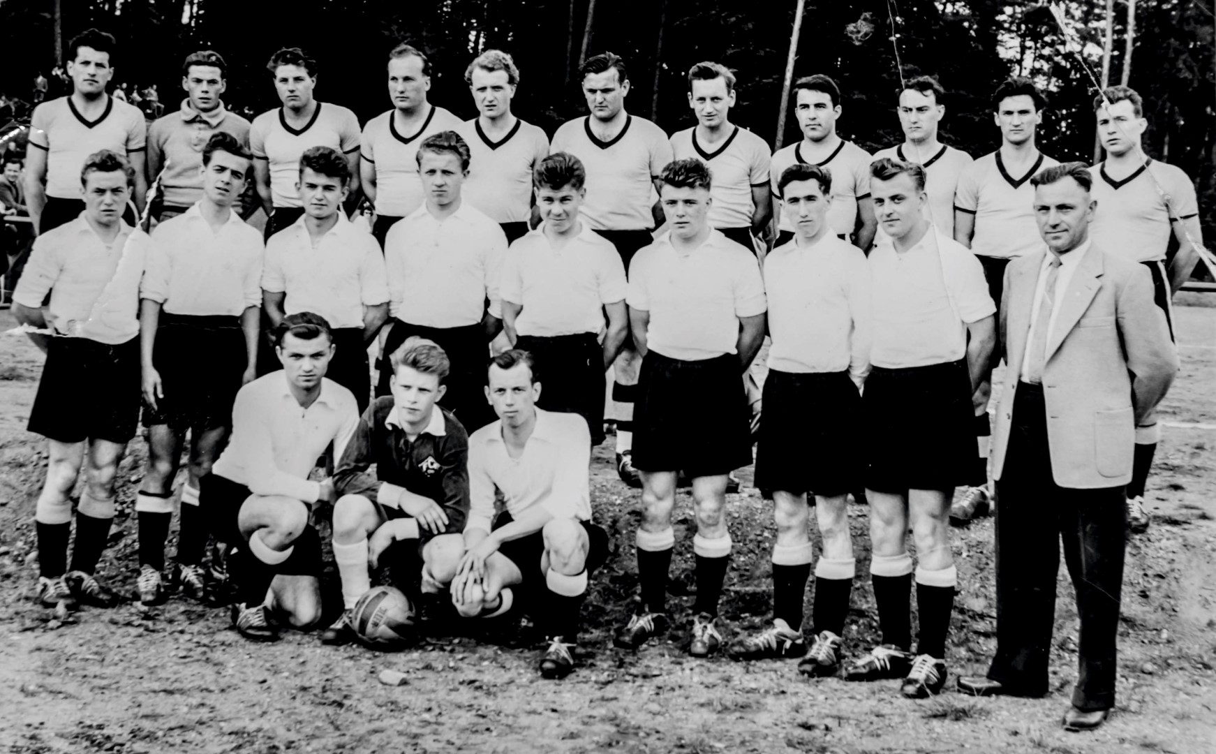 Sportplatz-Einweihung 1956. Hintere Reihe FK Clausen vordere Reihe FC Rodalben